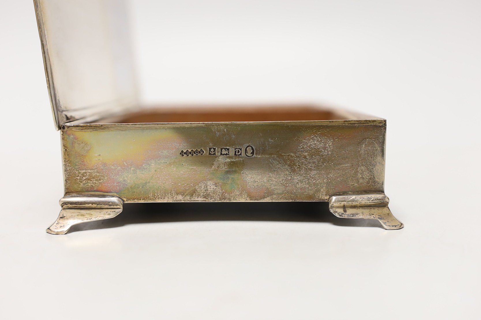 An Elizabeth II engine turned silver rectangular cigarette box, with yellow metal applique and interior inscription relating to the Hong Kong Rope Manufacturing Co, 17.4cm.